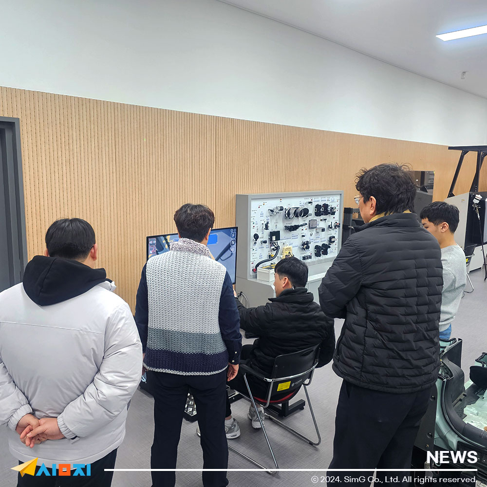 学生がフォークリフトシミュレーターを操作している様子