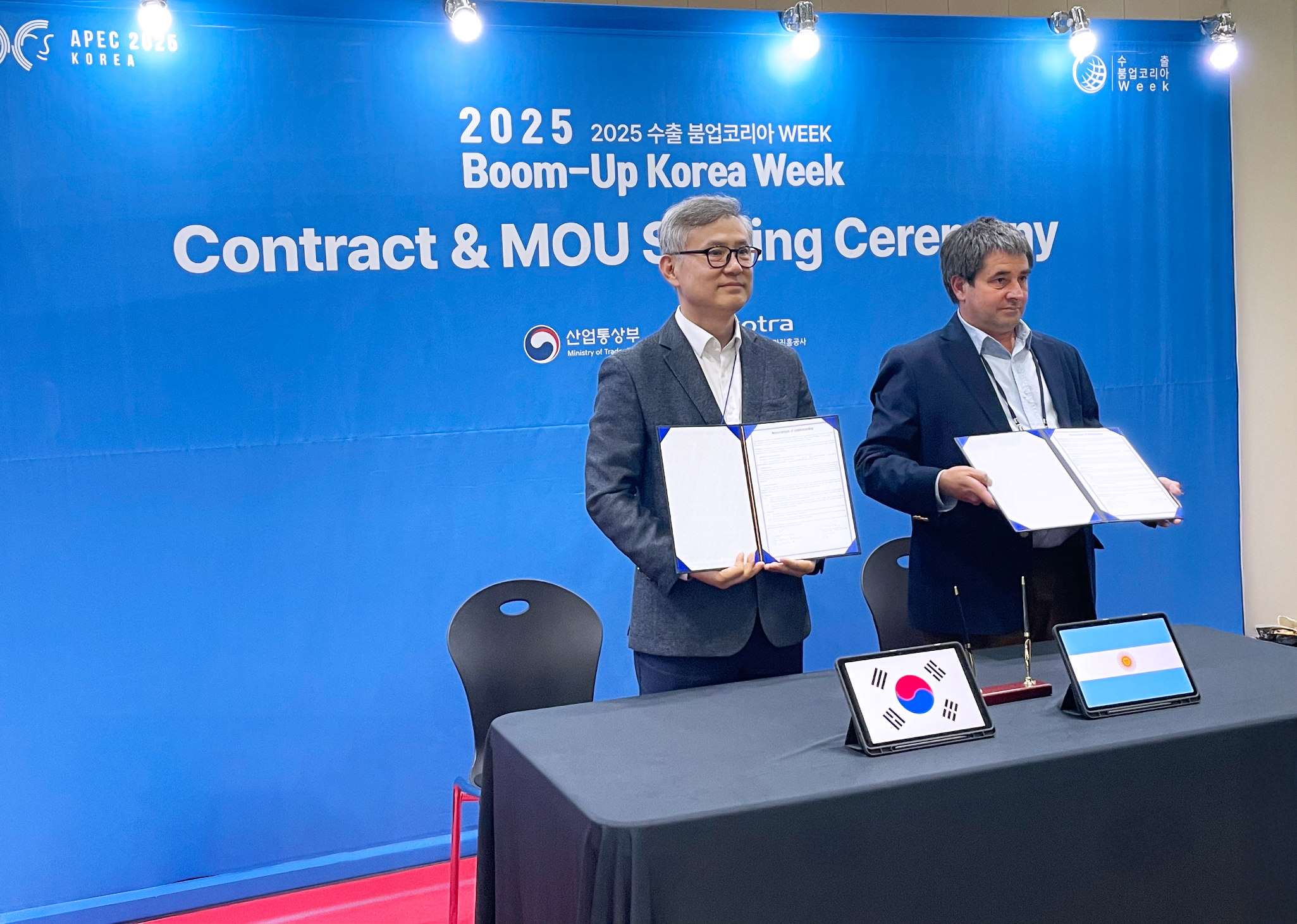 전시회에서 MOU를 체결하고 글로벌 비즈니스의 구축에 한걸음 더 나아가는 홍보 이미지